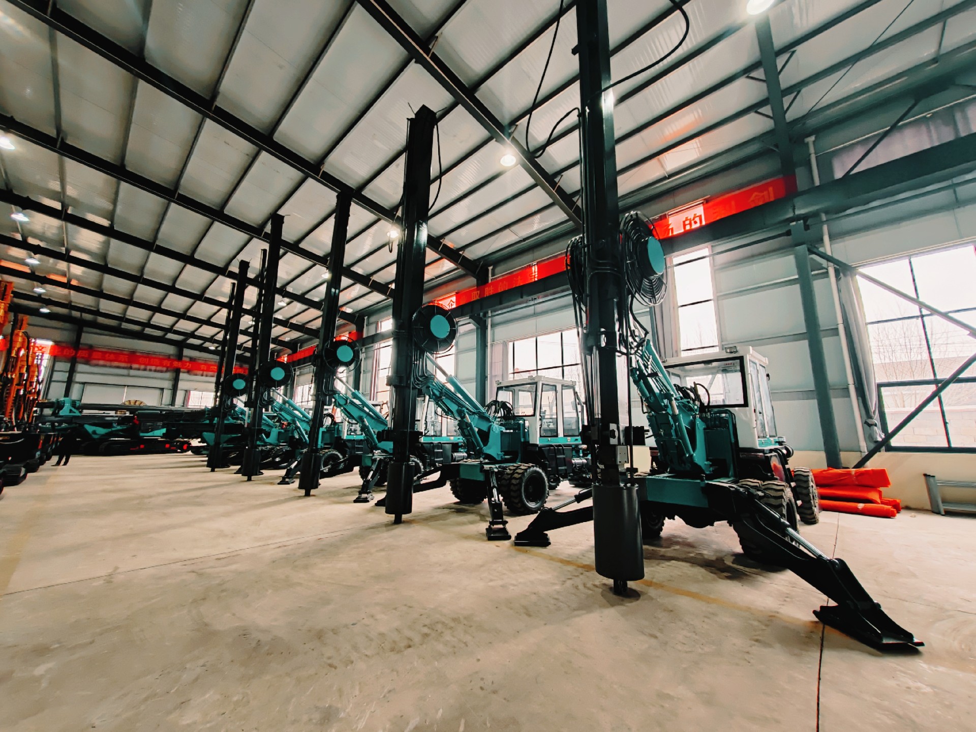 基建设备 “及时雨”！力强旋挖机现货充足