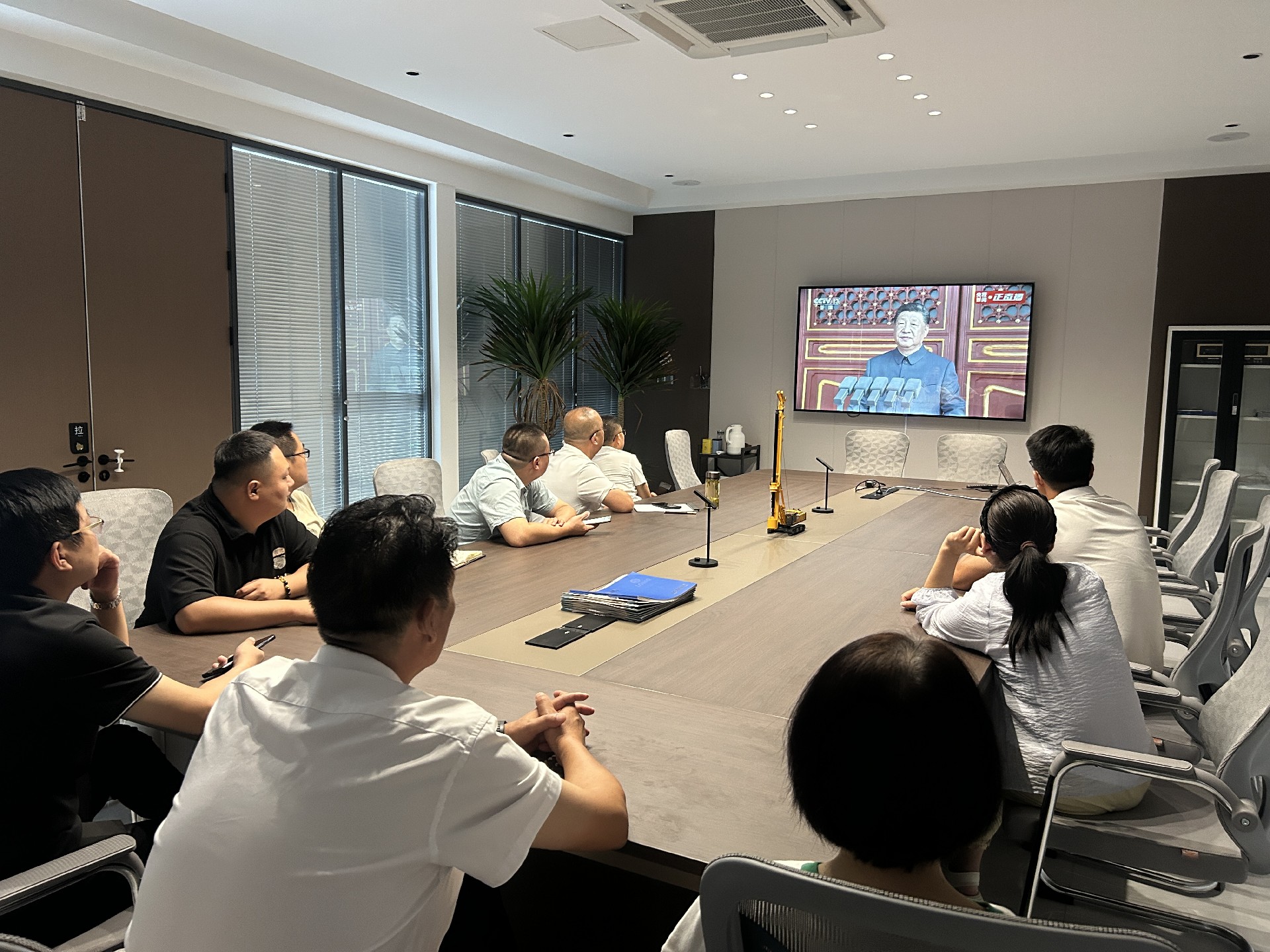 山东力强机械有限责任公司组织员工观看阅兵，共襄盛举激扬爱国情